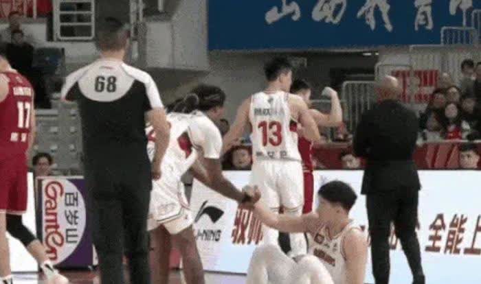 比赛暴发冲突，裁判临场执法难以控制